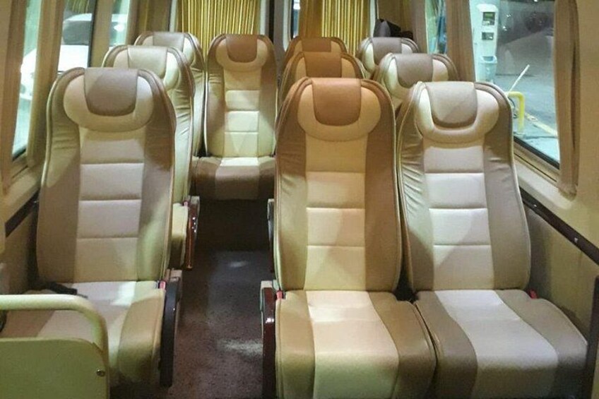 En tågvagn med beige lädersäten placerade i rader. 4