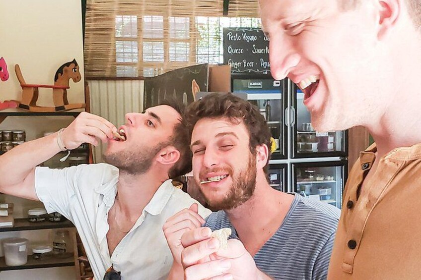 Tre persone in un caffè, con un pannello del menu sullo sfondo. 4