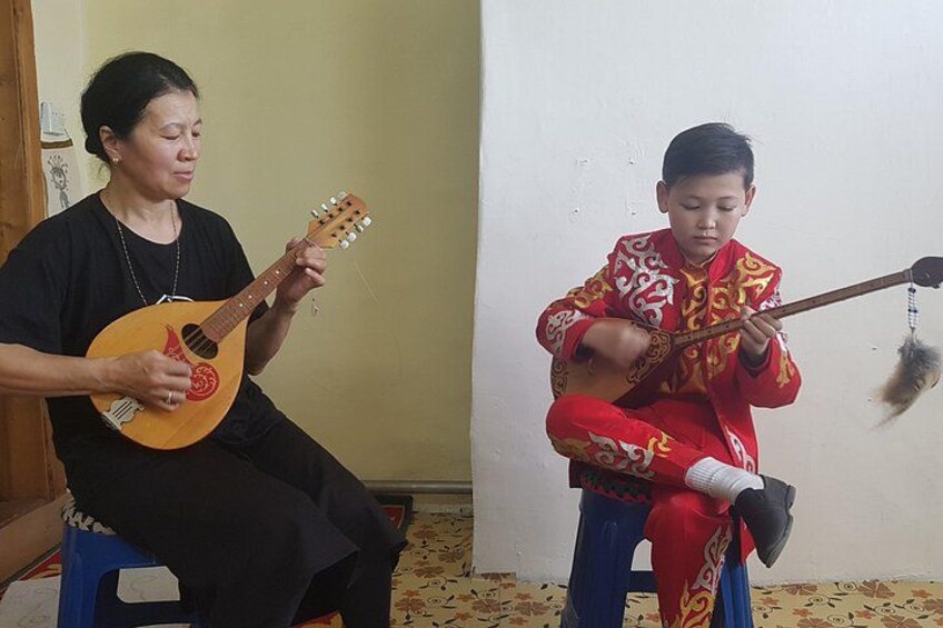 Kazakh dombra makes great sound 4
