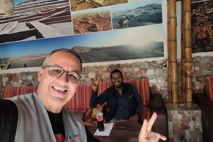 Una persona tomándose un selfie con una mesa y un cartel de fondo. 2