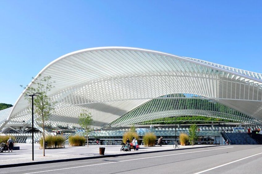 Une structure architecturale moderne dotée d’un toit incurvé et d’une façade en verre. 2