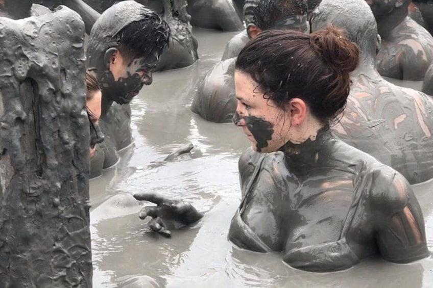 Des personnes couvertes de boue, probablement en train de participer à un bain de boue ou à une activité de lutte dans la boue. 3