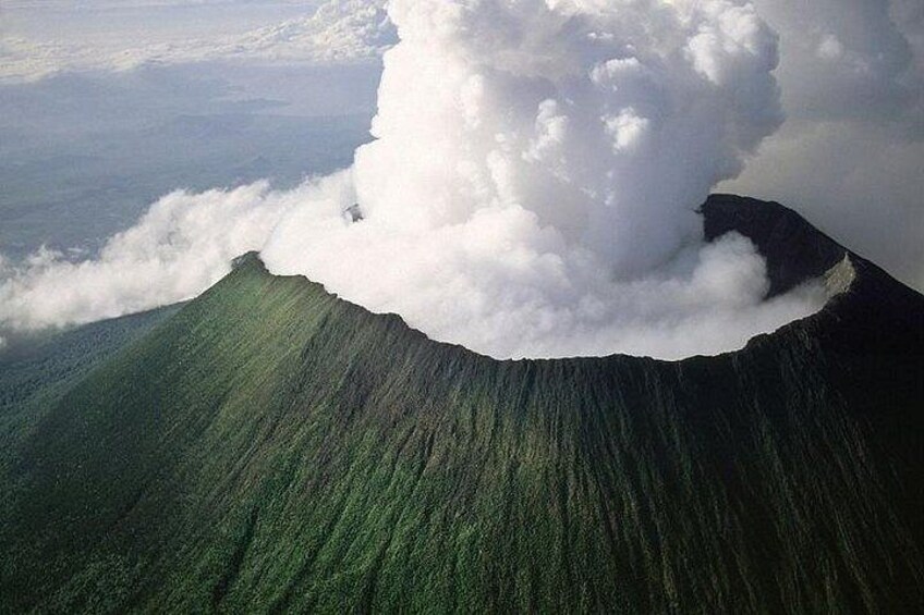 Una montaña con una formación de nubes en la cima. 2