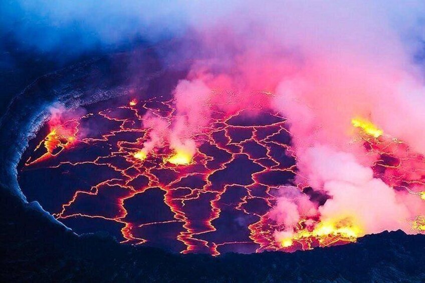 Paisaje volcánico con coladas de lava y humo. 3