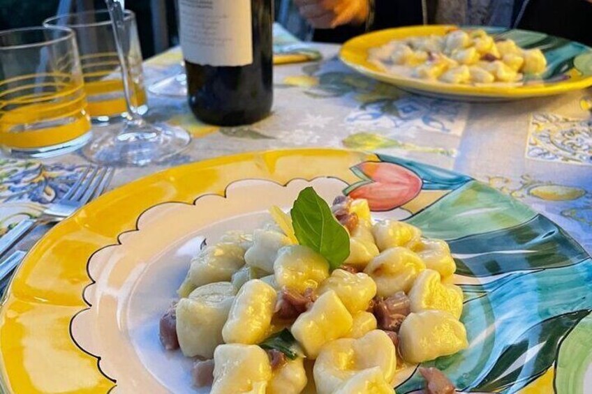 Un plato de ñoquis con una ramita de laurel. 5