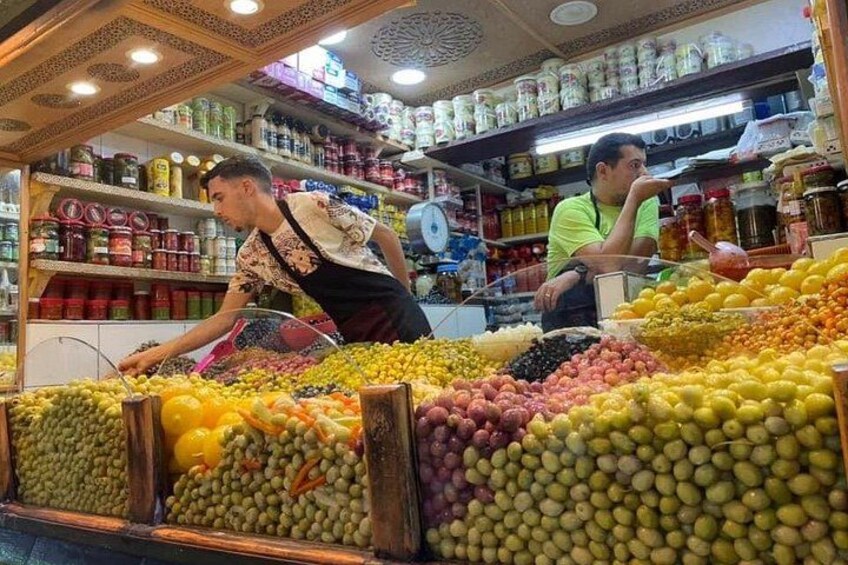 Un mercado de frutas con diversas frutas expuestas en cajas de madera. 4