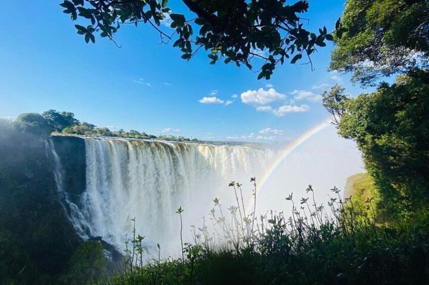 Una cascada con un arcoíris. 2