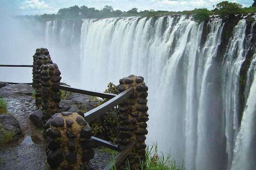 Una cascada grande con una plataforma de observación. 1
