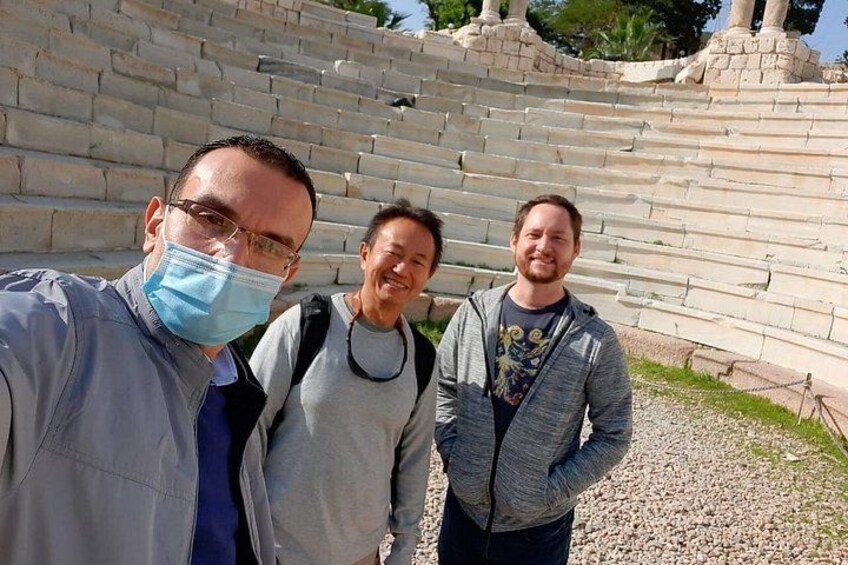 Tres personas frente a unas escaleras de piedra antiguas. 4