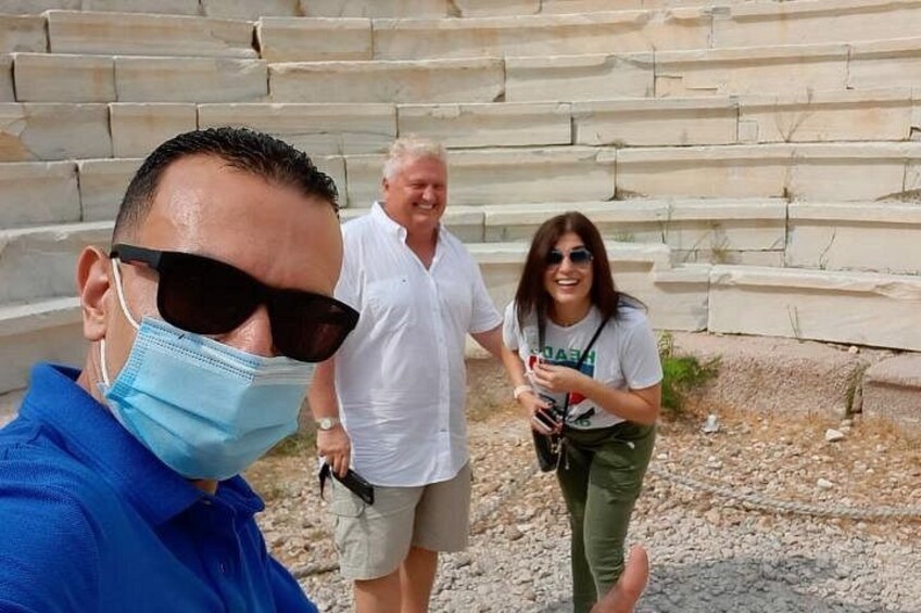 Un grupo de personas caminando por una escalera de piedra. 5