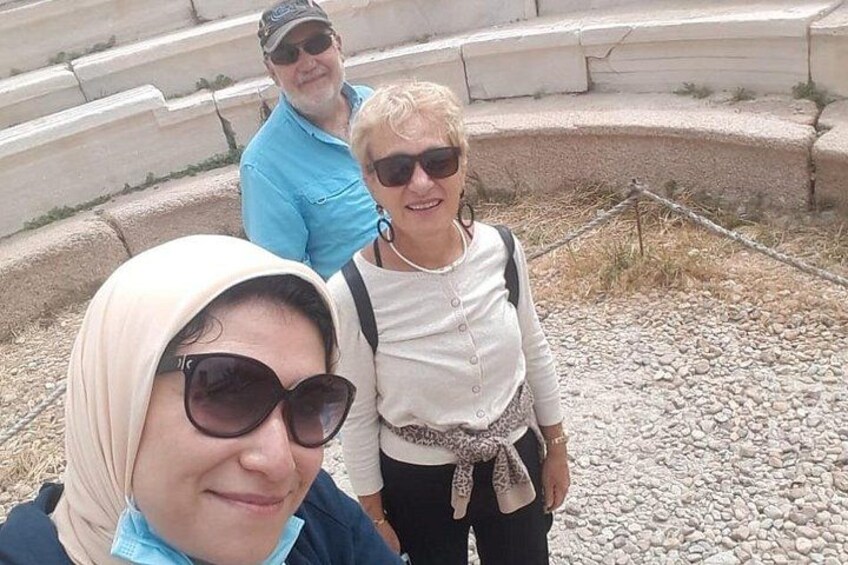 Tres personas están de pie en un terreno rocoso al aire libre, con escalones y una barrera de cuerda. 2