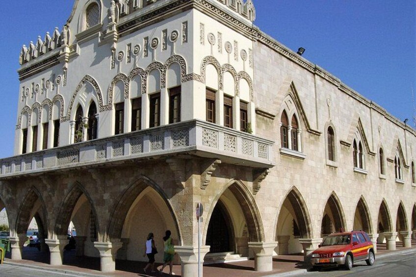 Un bâtiment historique doté de fenêtres en arc et de détails architecturaux complexes. 4