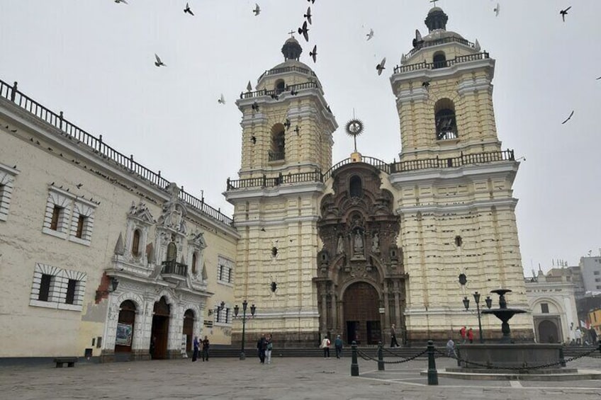 Un edificio histórico con dos torres y una entrada central. 5