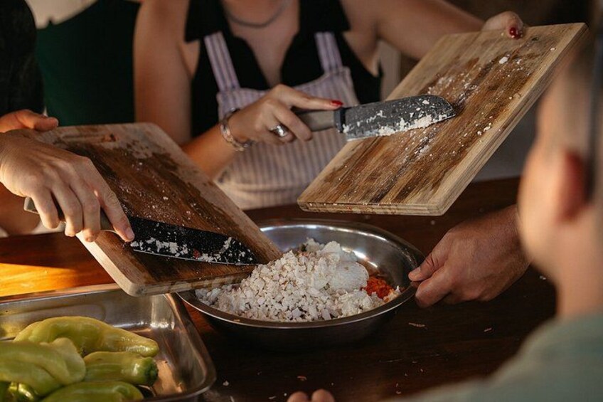 Des personnes préparent des aliments, avec un bol de riz et une planche à découper. 2