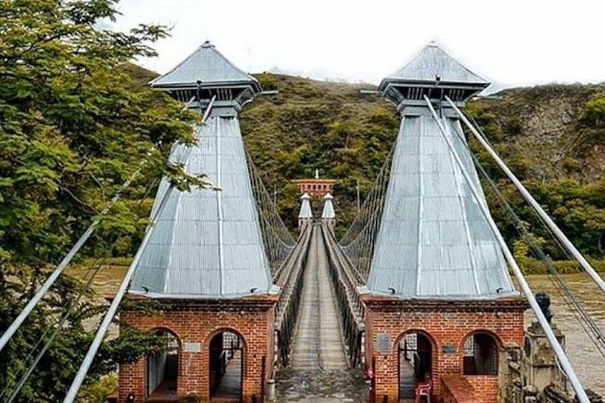 Un puente colgante con dos torres y un arco de ladrillo en el centro. 1