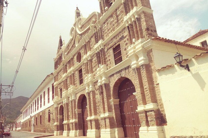 Un edificio histórico con ventanas arqueadas y una torre de campanas. 3