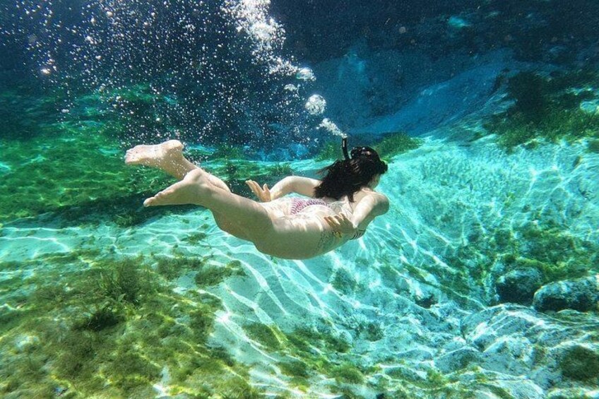 Una persona nadando bajo el agua. 1