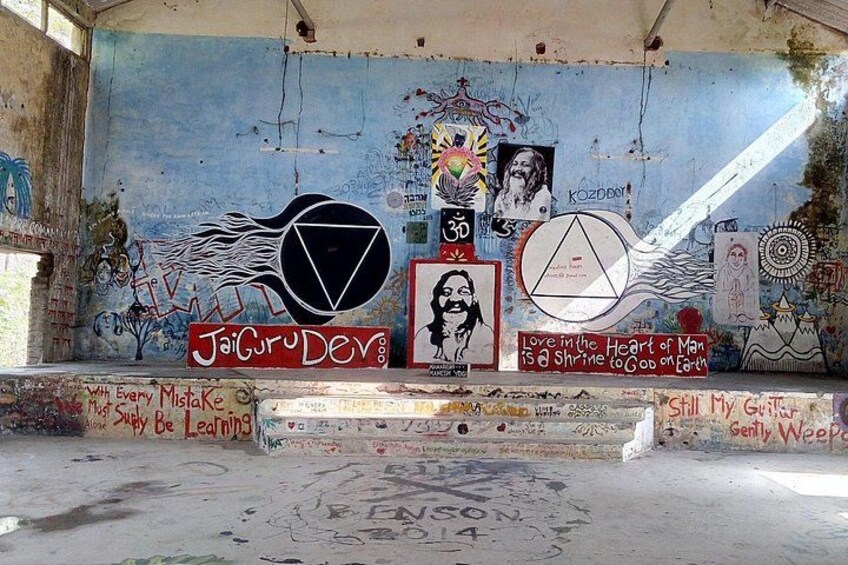 En væg med graffiti, forskellige symboler og skrift. 4