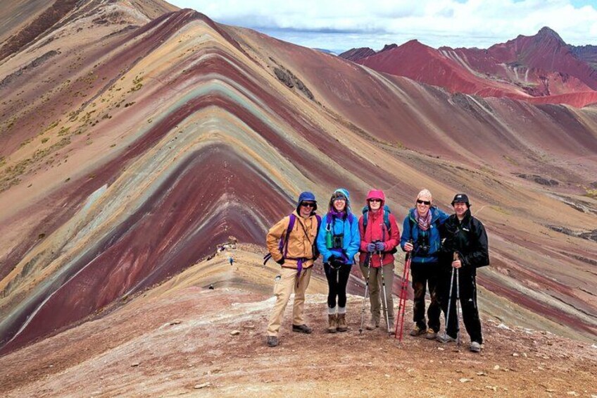 Un grupo de excursionistas en una colorida cresta montañosa. 2