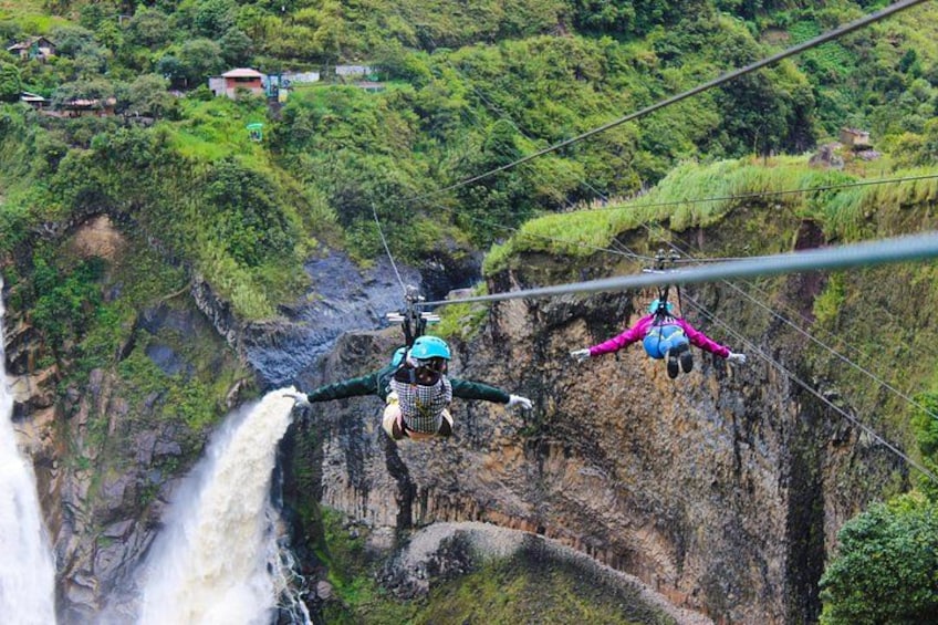 Iemand bungelt met een bungeejumpingkoord vanaf een brug boven een waterval. 2