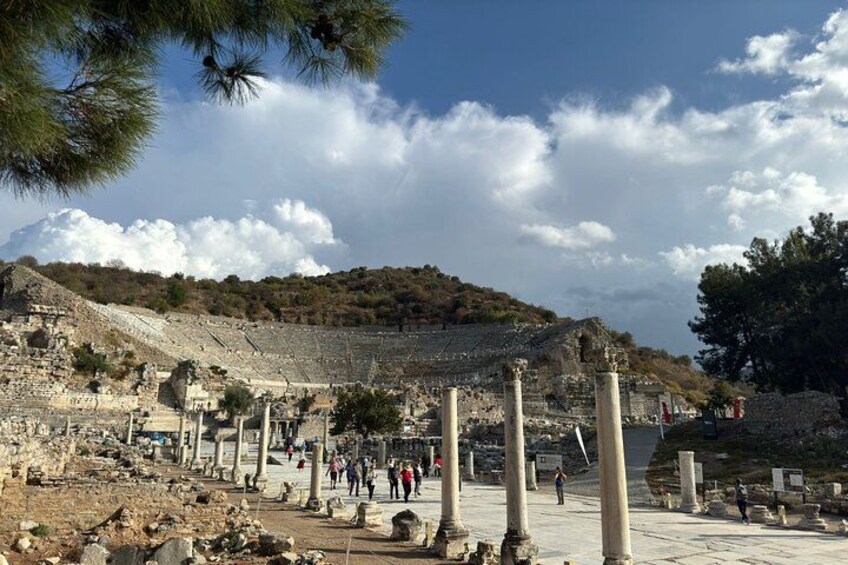 Ruinas antiguas con columnas y un gran anfiteatro. 2