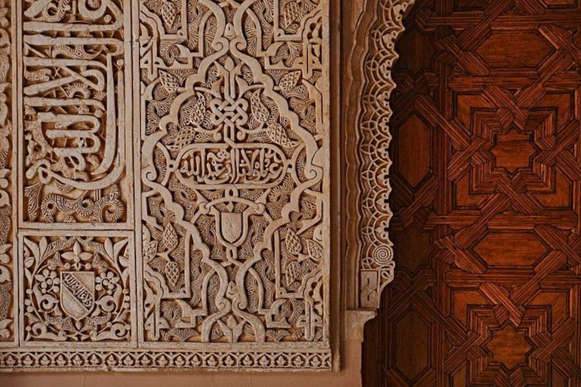 Detaljerat snidade träpaneler med arabisk kalligrafi och geometriska mönster. 4