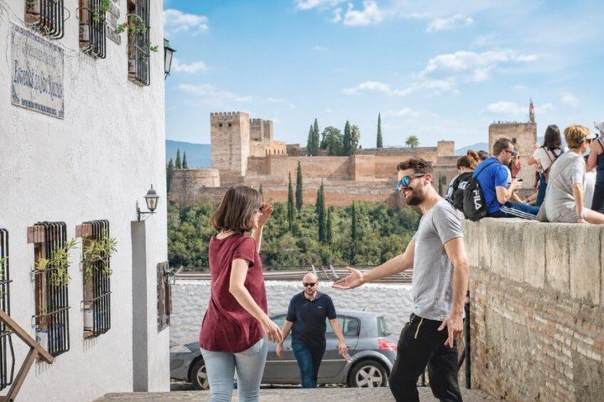Un rempart historique, avec des touristes, un château en arrière-plan et une rivière. 4