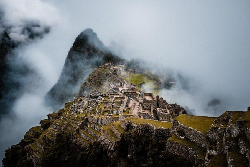 Machu Picchu, gamle Inkaruiner, omgivet af skyer og tåge. 3
