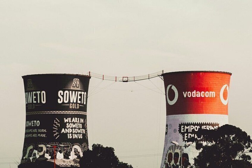 Dos estructuras cilíndricas grandes con publicidad para SOWETO GOLD y Vodacom. 1