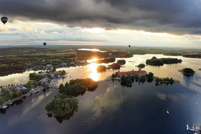 Un río con varias islas, globos aerostáticos y un atardecer. 3