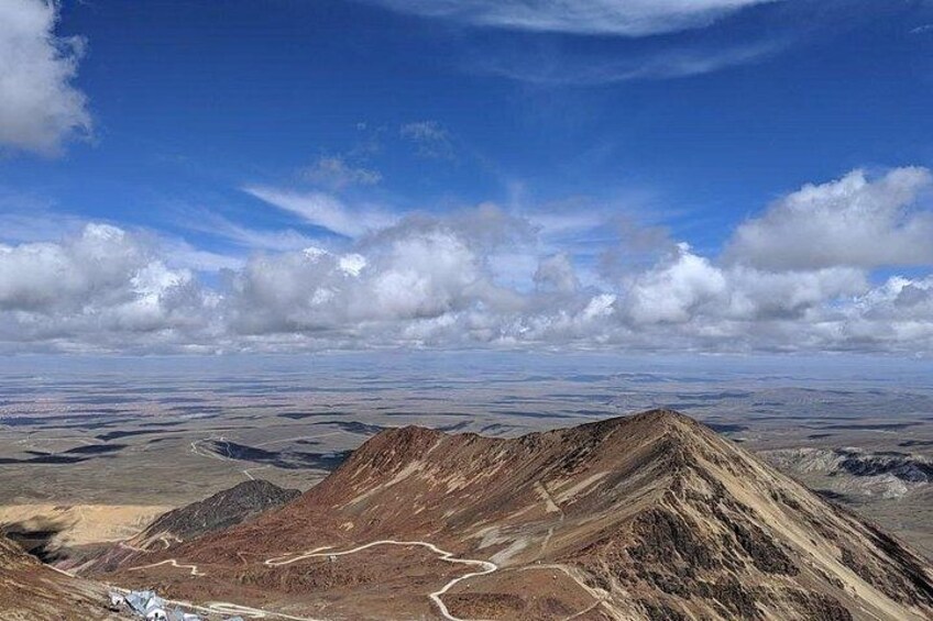 Un paysage montagneux sous un ciel dégagé. 3