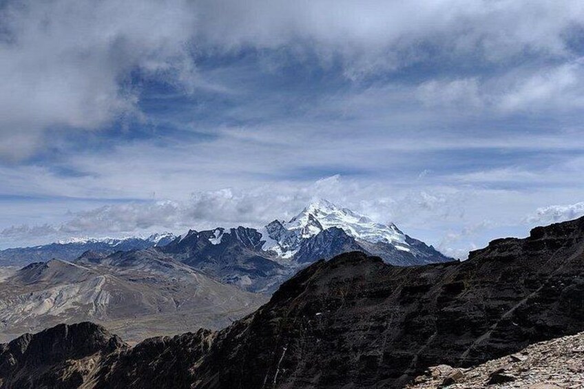 Une chaîne de montagnes enneigées sous un ciel partiellement nuageux. 4