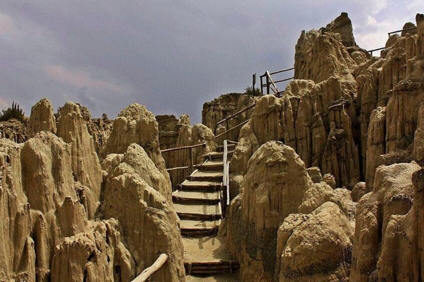 Un escalier menant à un terrain rocheux, avec une rambarde en métal. 5