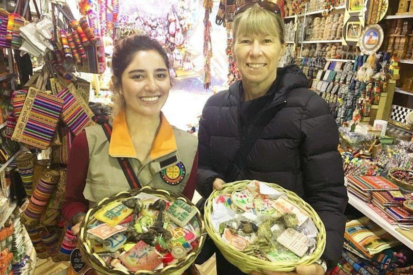 Twee personen met manden vol diverse spullen in een winkel, met kleurrijke waren op de achtergrond. 4