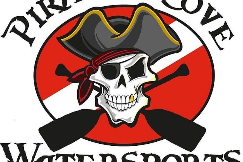 Un cráneo con un sombrero de pirata y espadas cruzadas, con el texto 'Pirate Cove Watersports' a su alrededor. 2