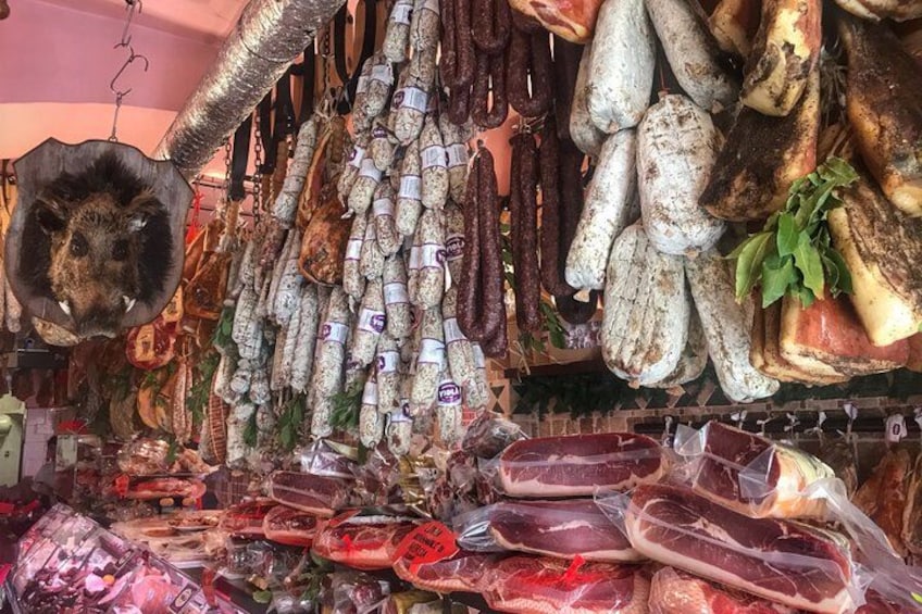 Ett urval av olika sorters kött och korvar som visas upp i en butik. 2