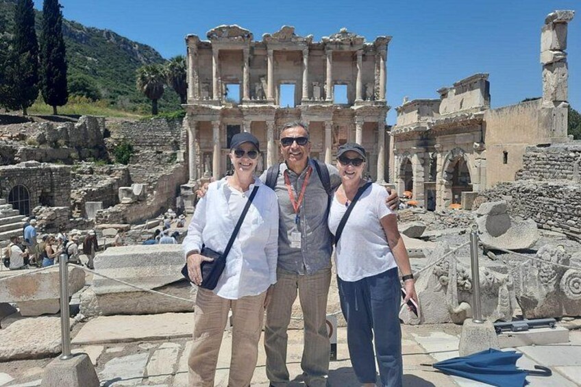 Un site historique abritant des ruines antiques, notamment une vaste structure à colonnes et des blocs de pierre éparpillés. 5