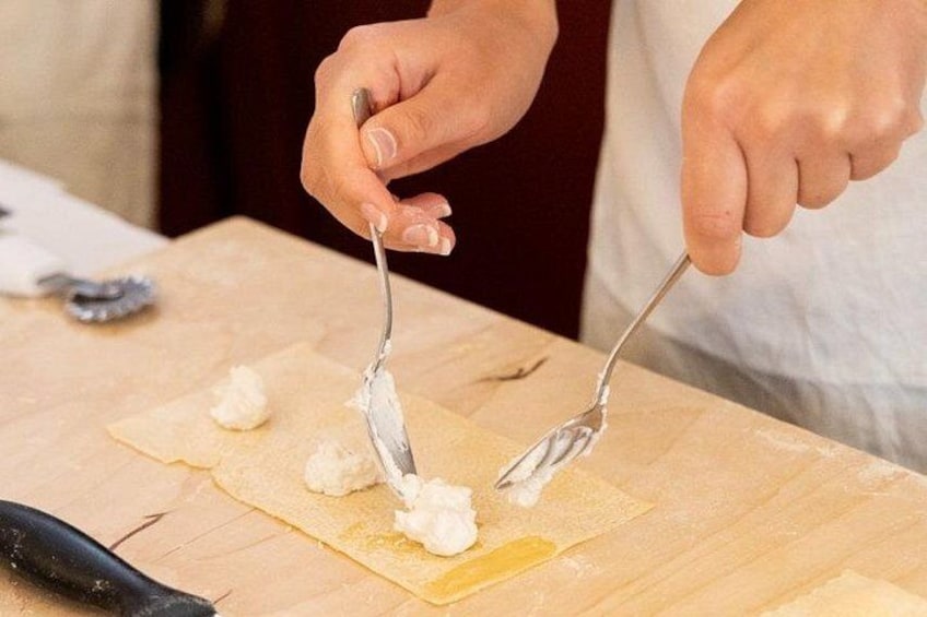 Stuffing ravioli with fresh ricotta cheese. 4
