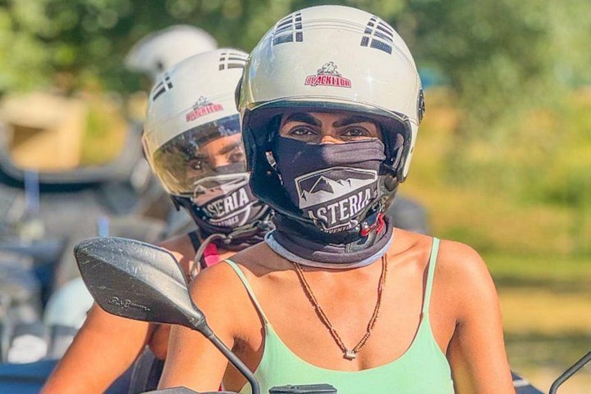 Dos personas con cascos que llevan la palabra 'Asteria', sentadas en un bote. 2