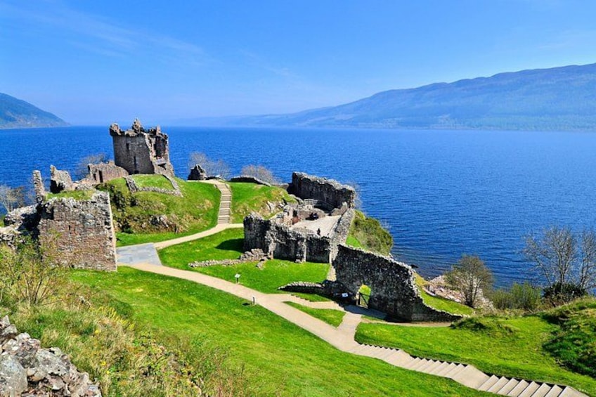 Les ruines d’un château historique, situées au bord d’un lac, sous un ciel dégagé. 2