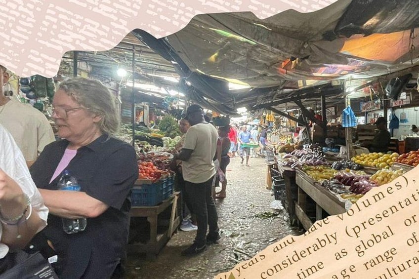 En marknadsplats där folk handlar och försäljare säljer frukt och grönsaker. 1