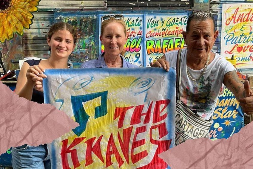 Tre personer håller i en färgglad banderoll med texten ”THE KRAKES”. 2