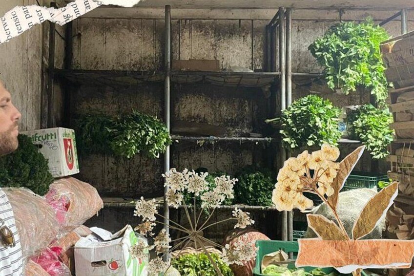 En rustik marknadsstånd med torkade blommor, gröna växter och en skylt. 3