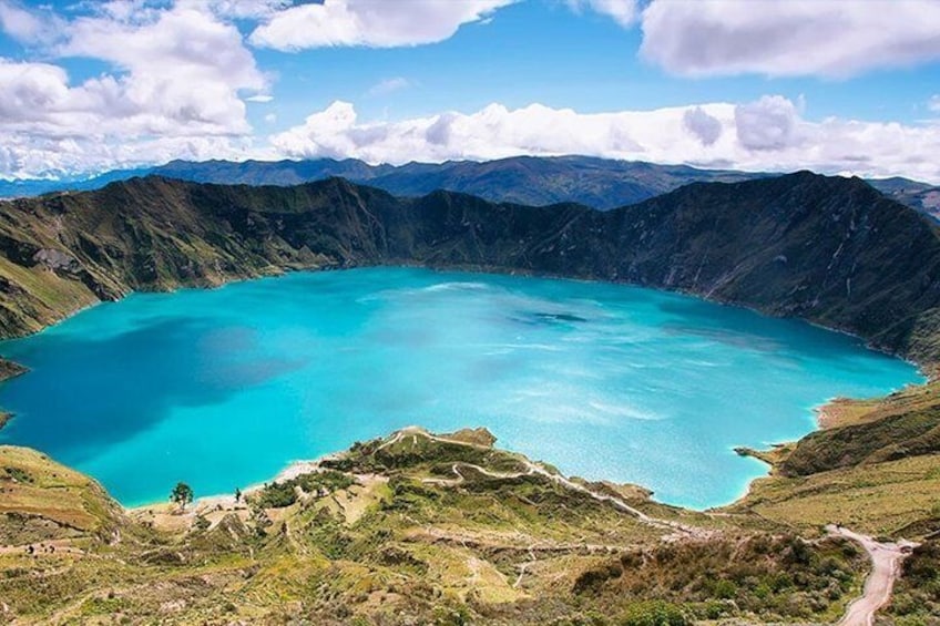 Un lago turquesa rodeado de montañas. 4