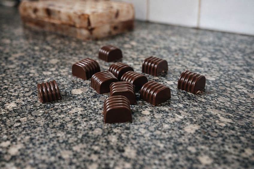 Flera chokladkakor ligger på en bänkskiva av granit. 2