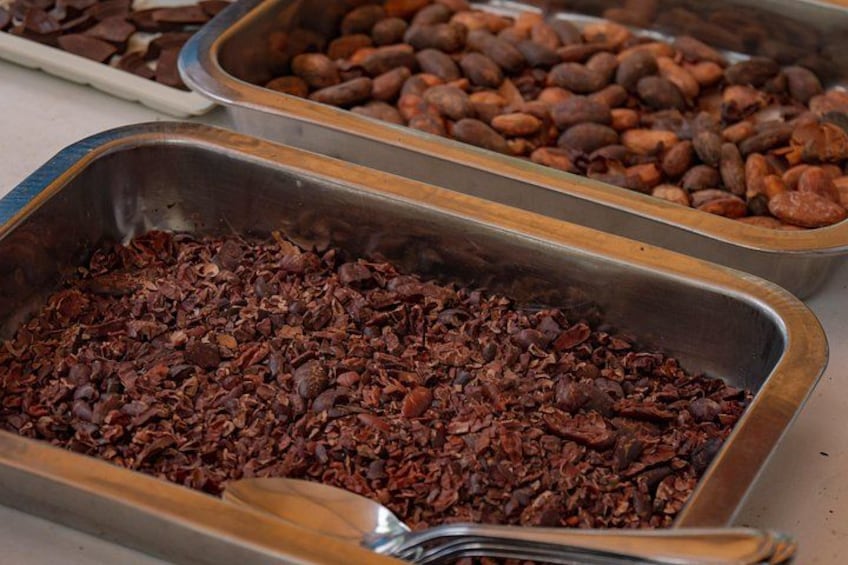 Un bufé con diferentes opciones de comida, incluyendo chocolate picado y nueces. 5