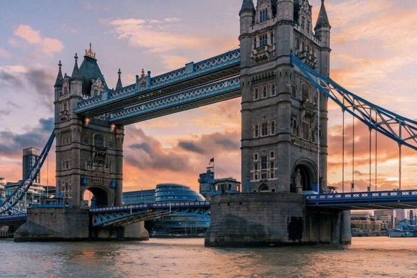 El Puente Tower de Londres, con sus torres características y el puente colgante azul. 2