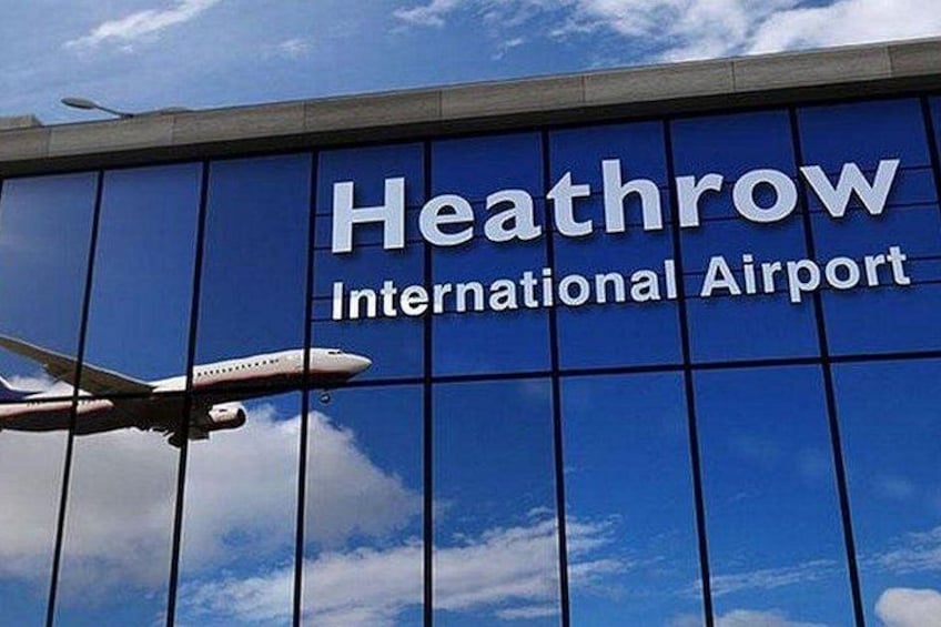 Un avión volando frente al edificio del Aeropuerto Internacional de Heathrow. 5