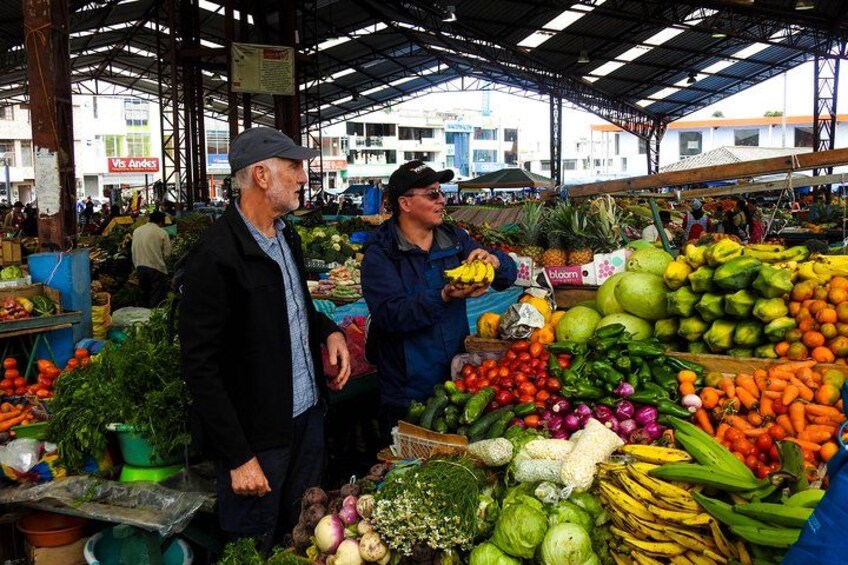 Een overdekte markt met diverse groenten en fruit. 2