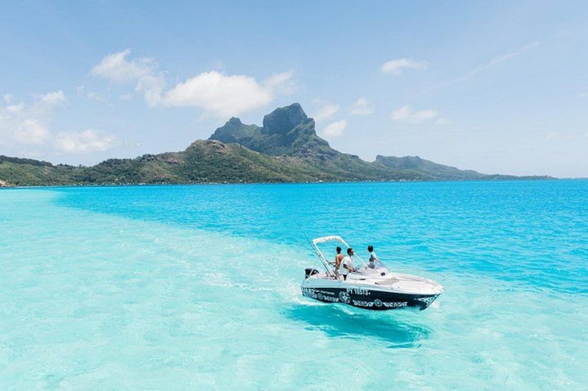Un bateau sur une eau turquoise, avec un paysage montagneux en arrière-plan. 5